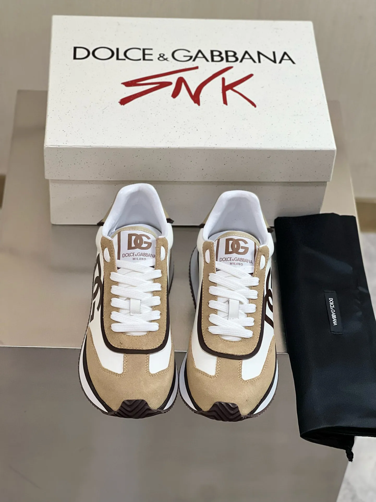 Factory price: 458💰••New product•• Dolce&G*_dgDolce&G*_dgDolce&G*_dgDolce&G*_dgDolce&G*_dgDolce&G*_dgDolce&G*_dgDolce&G*_dgDolce&G* 2024 new men's lace-up leather casual sneakers for early spring are made of imported suede cowhide spliced ​​with waterproof fabrics, mixed and matched color design, a fashionable and energetic sneaker that can easily meet the needs of modern dressing and highlight the contemporary lifestyle style. The foot is fully lined with cowhide for greater comfort. The tongue and heel are decorated with logos. It is equipped with a rubber outsole. The heel and toe are wrapped to further protect our feet. It is a model worth buying! Size: 39-44 (customized at 38.45)